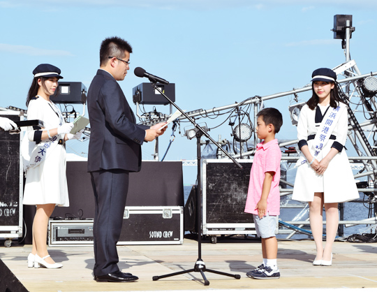 横浜開港祭公式ポスター・ポートキャンバス・親善大使ユニフォーム・ＣＭ街頭ビジョン表彰式